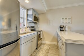 Kühlschrank, Mikrowelle, Herdplatte, Wasserkocher mit Kaffee-/Teezubehör