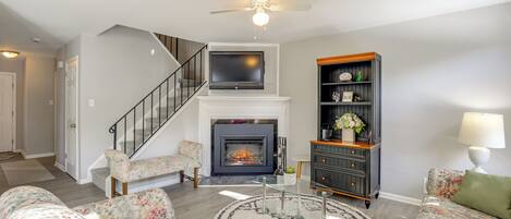 Fernseher, Kamin, Stereoanlage