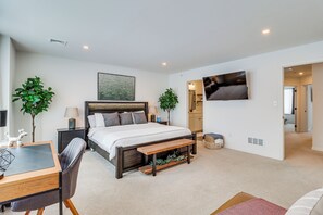 3 bedrooms, iron/ironing board, Internet, bed sheets - Half-Mi to the Triangle! Chic Emmaus Townhome (Emmaus)