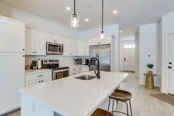 Fridge, microwave, stovetop, dishwasher - Half-Mi to the Triangle! Chic Emmaus Townhome (Emmaus)