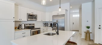 Half-Mi to the Triangle! Chic Emmaus Townhome