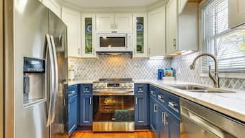 Réfrigérateur, micro-ondes, plaque de cuisson, lave-vaisselle