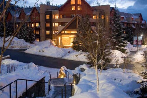 Whistler Creekside • King Bed • 96 seconds to Gondola • Outdoor Hot Tub & Pool