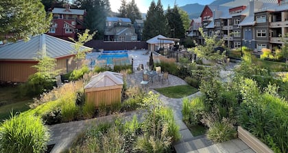 Whistler Creekside Retreat âą King Bed âą Step to Gondola âą Outdoor Pool & Hot Tub