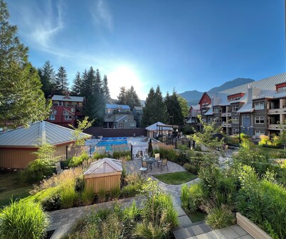 Whistler Creekside Retreat • King Bed • Step to Gondola • Outdoor Pool & Hot Tub