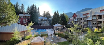Whistler Creekside Retreat • King Bed • Step to Gondola • Outdoor Pool & Hot Tub