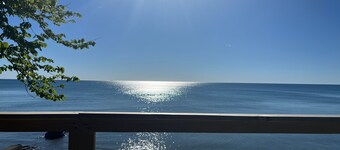 Cozy 3-bedroom lake side cottage with fire place in welcoming Lexington