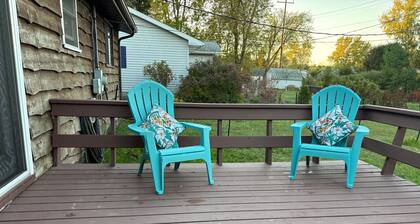 Cozy 3-bedroom lake side cottage with fire place in welcoming Lexington