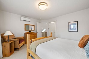 4 habitaciones, escritorio y tabla de planchar con plancha 