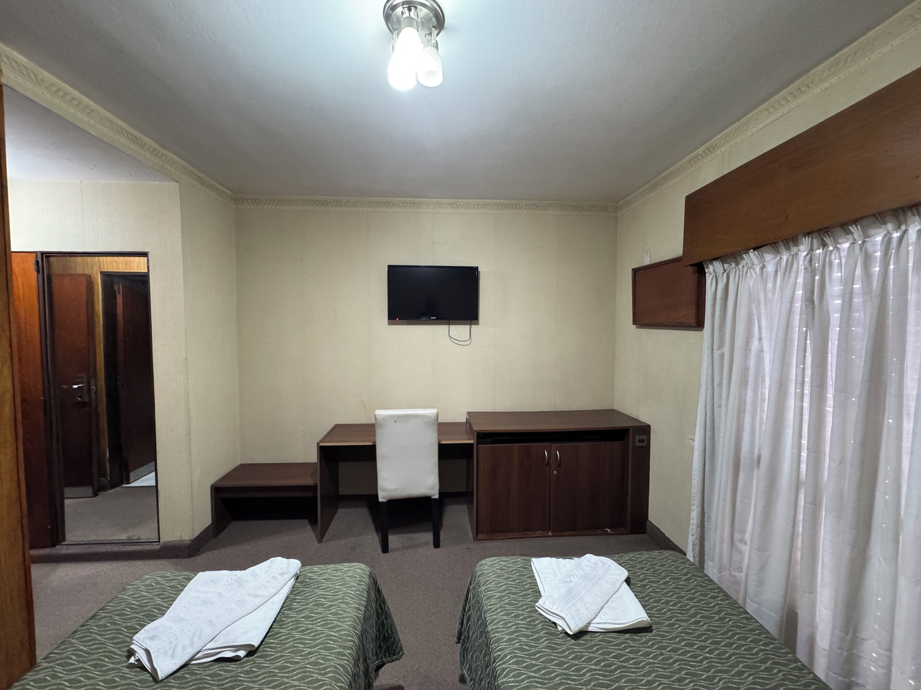 Standard dubbelrum eller tvåbäddsrum - utsikt mot staden | Skrivbord, arbetsyta för laptop och gratis wi-fi