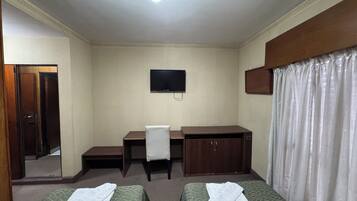 Standard dubbelrum eller tvåbäddsrum - utsikt mot staden | Skrivbord, arbetsyta för laptop och gratis wi-fi