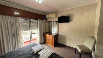 Kamar Double atau Twin Standar, pemandangan kota | Meja kerja, ruang kerja ramah laptop, dan Wi-Fi gratis