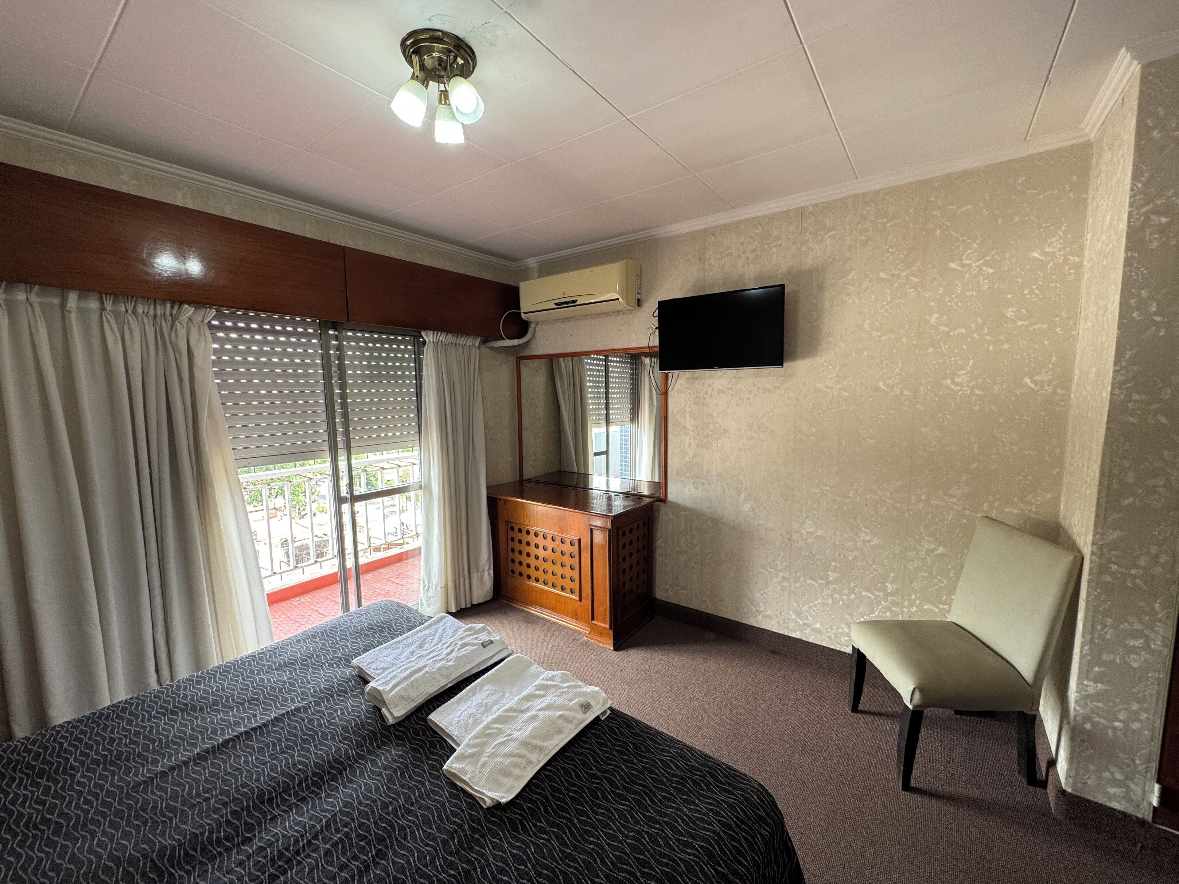 Standard dubbelrum eller tvåbäddsrum - utsikt mot staden | Skrivbord, arbetsyta för laptop och gratis wi-fi