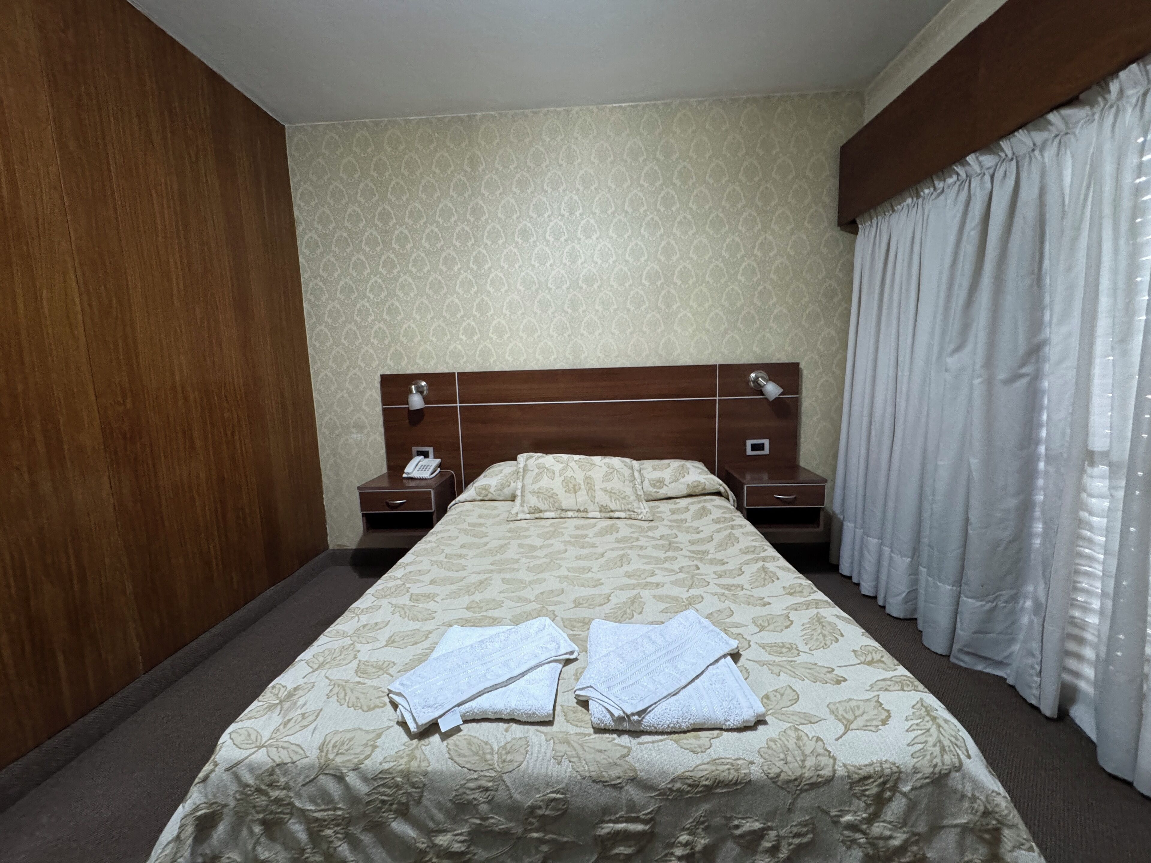 Skrivbord, arbetsyta för laptop och gratis wi-fi