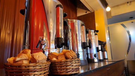 Desayuno buffet incluido todos los días . Hotel Quebrada de Humahuaca