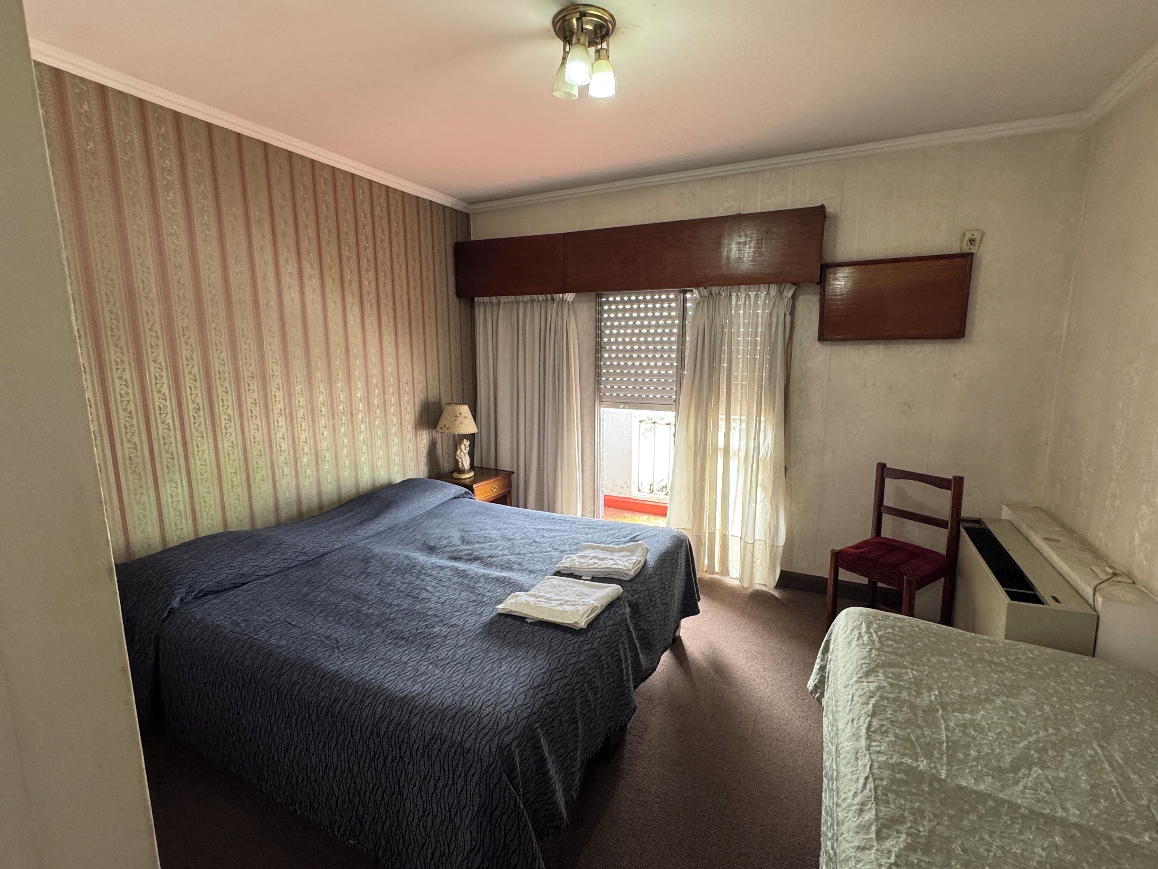 Standard trippelrum - utsikt mot staden | Skrivbord, arbetsyta för laptop och gratis wi-fi