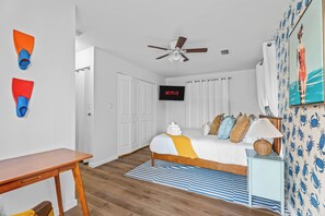 4 habitaciones, escritorio y tabla de planchar con plancha 