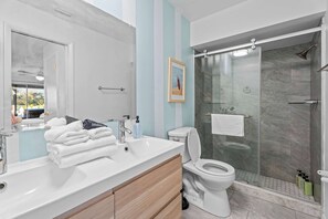Shower, hair dryer, towels, shampoo - Backyard Oasis - Outdoor Theatre - Pool - Hot Tub (Seminole)