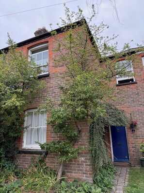 Exterior - Snug cottage in the South Downs (Walderton)