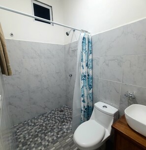 Serviettes fournies, savon, papier toilette