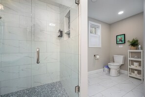 Dusche, Haartrockner, Handtücher, Seife