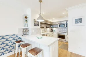 Fridge, microwave, oven, stovetop - Oceanfront Escape | Steps to Beach | Sleeps 7 (Carlsbad)