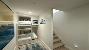 Desk, iron/ironing board, WiFi, bed sheets