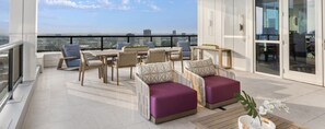Outdoor dining - Studio Deluxe in Downtown Atlanta (Atlanta)