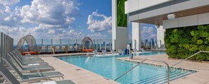 Outdoor pool, a heated pool - Studio Deluxe in Downtown Atlanta (Atlanta)
