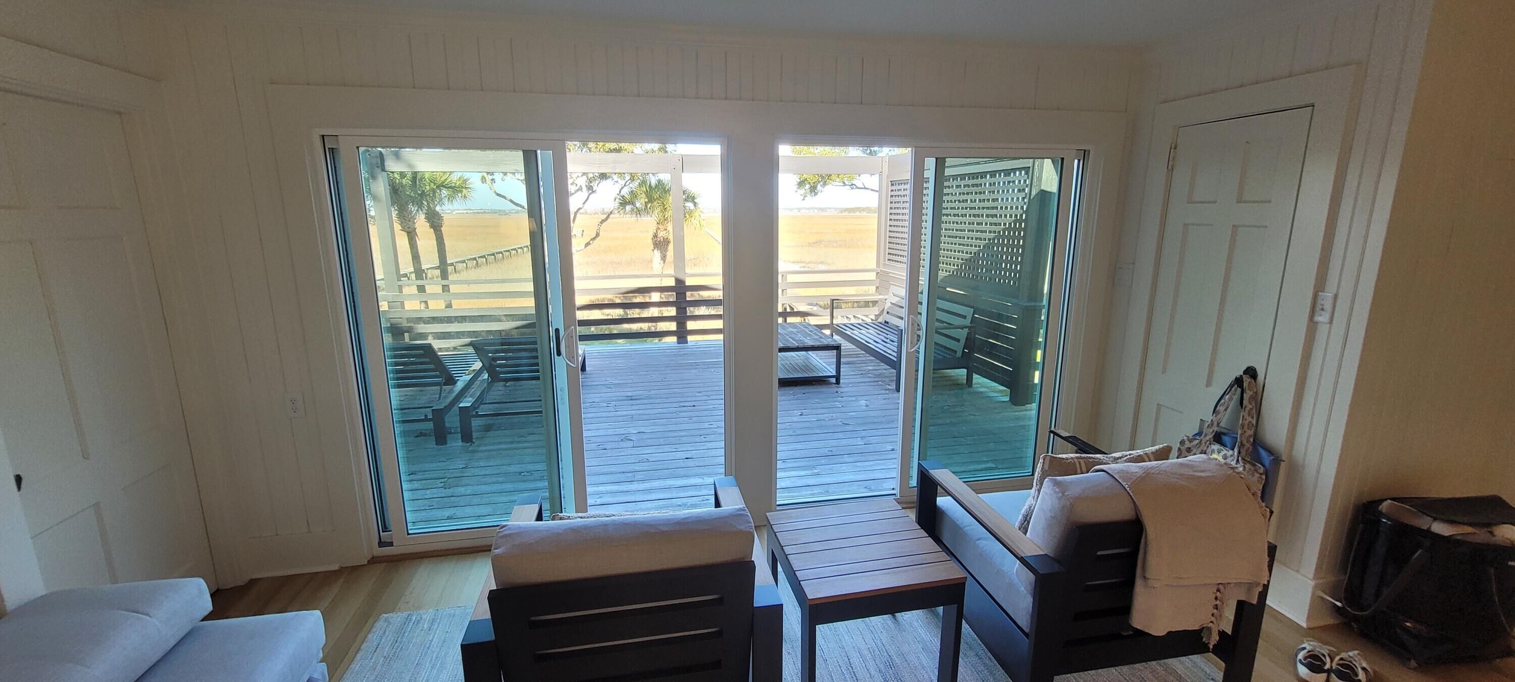 Una televisión, una chimenea