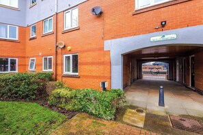 Exterior - Modern 1BR MediaCity Stay | Free Parking | M50 (Manchester)