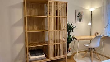 1 habitación, escritorio, tabla de planchar con plancha y wifi gratis