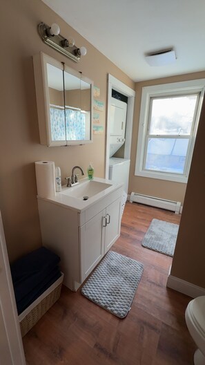 Towels, soap, toilet paper - Cozy 3BR Getaway Near Lake George & Lake Champlain- Pet Friendly-Sleeps 8! (Ticonderoga)