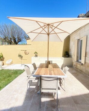 Outdoor dining - La Petite Louise 🤎 Renovated barn 85m2 ⭐️ 4/6p + garden (Libourne)