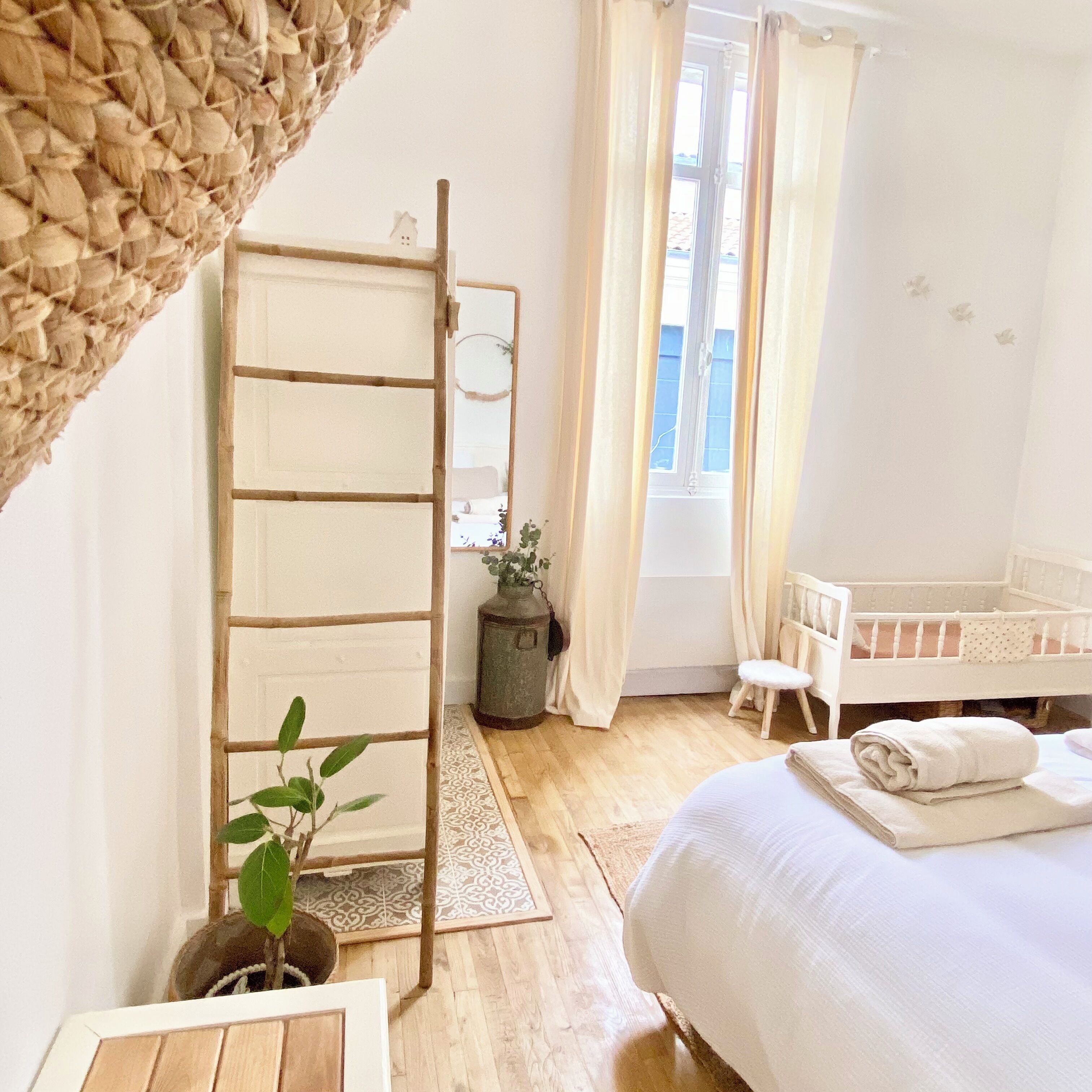 2 habitaciones, tabla de planchar con plancha, wifi y ropa de cama 