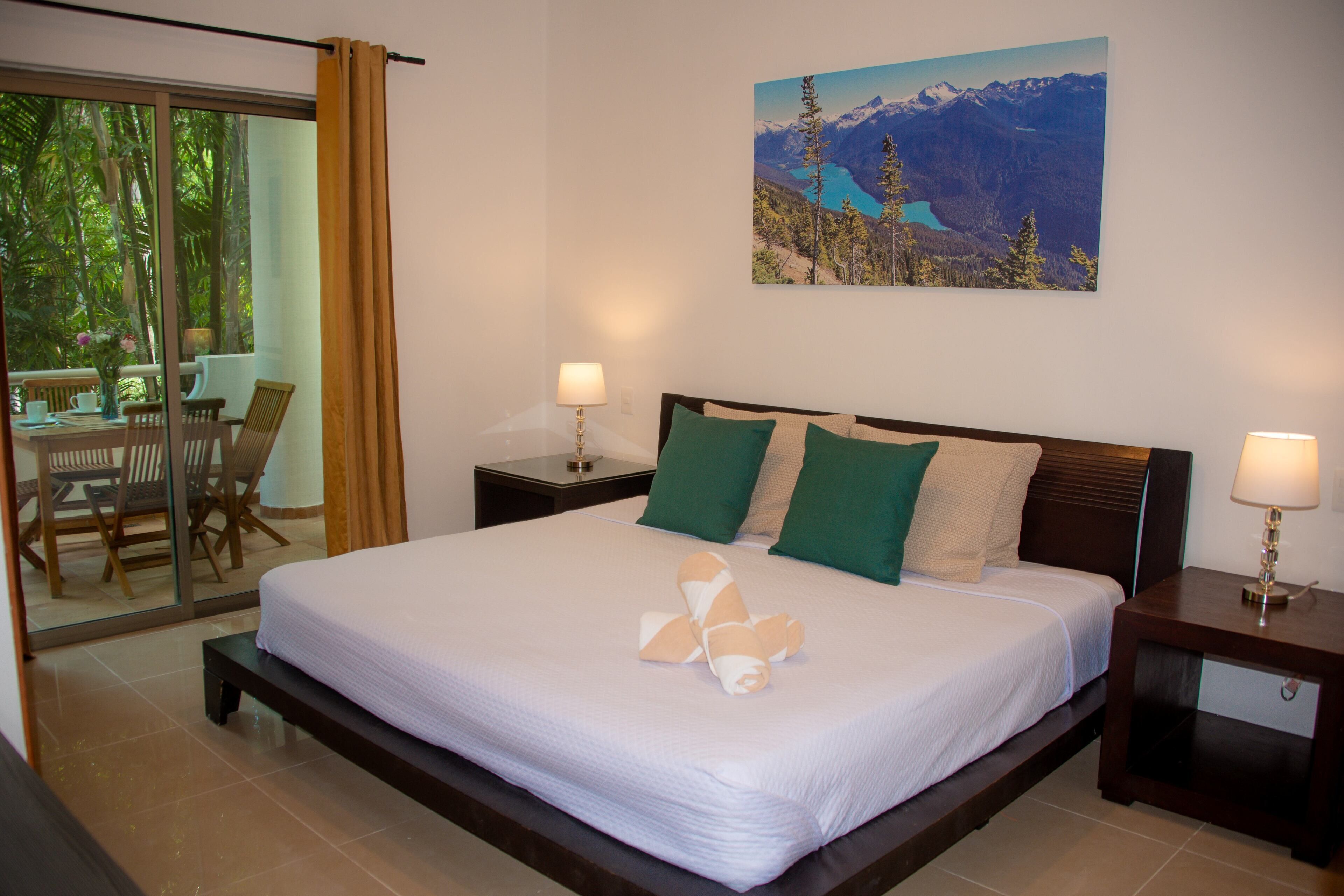 Apartamento standard, sacada, vista para a piscina | Cofres nos quartos, Wi-Fi de cortesia