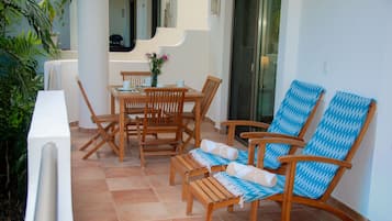 Standard Apartment, Balcony, Pool View (Palmar Vista Jardin #102) | Outdoor dining