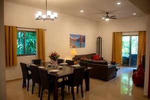 Apartamento standard, sacada, vista para a piscina | Opções para refeição