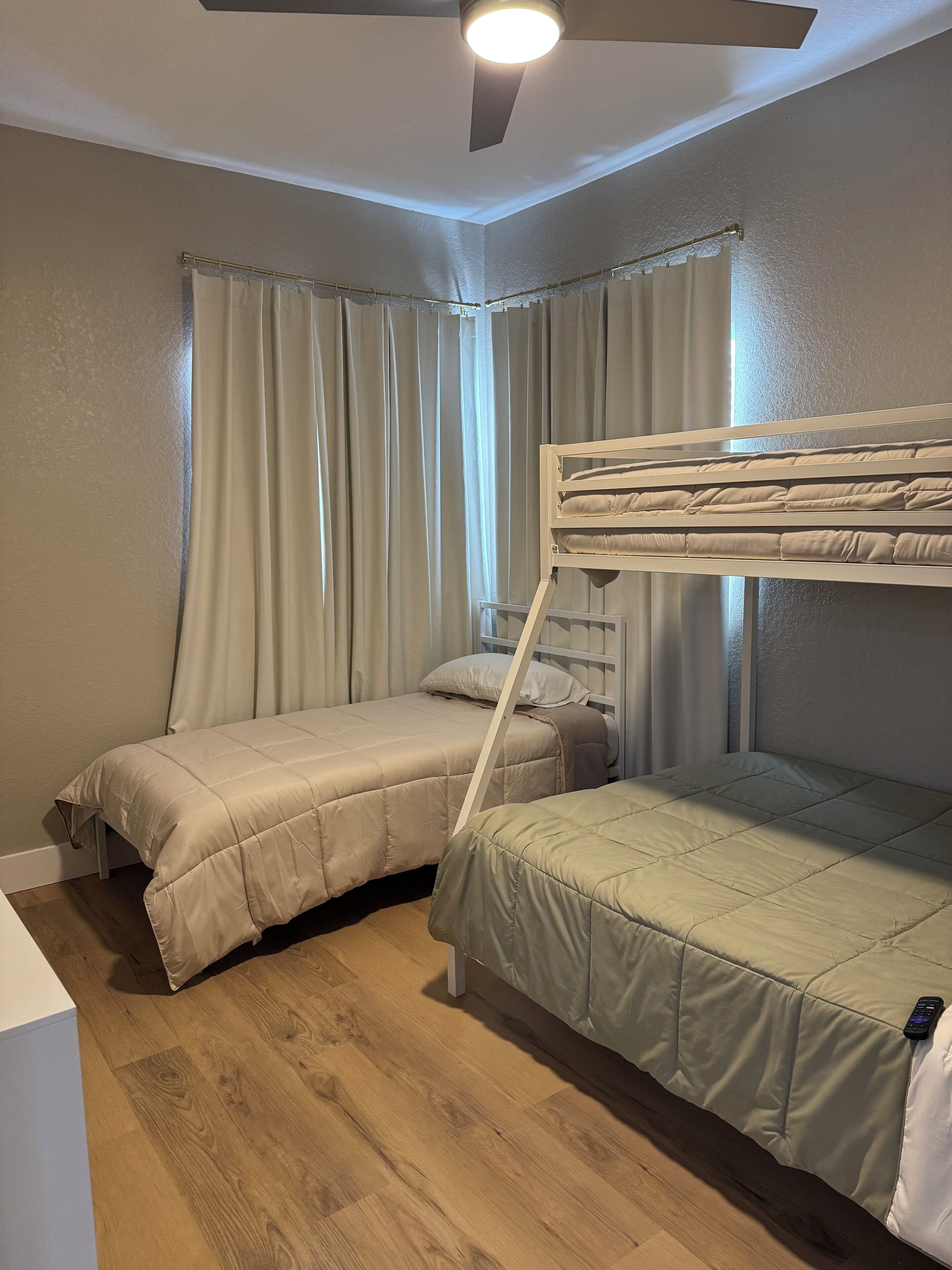 3 chambres, fer et planche à repasser, Wi-Fi, draps fournis