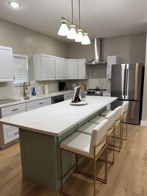 Micro-ondes, four, plaque de cuisson, lave-vaisselle