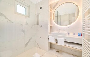 Shower - Awesome home in Umag with swimming pool (Umag)