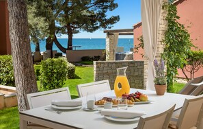 Outdoor dining - Amazing home in Umag with house a panoramic view (Umag)