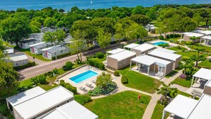 Un quartier résidentiel composé de maisons mobiles, doté d’une piscine et offrant une vue sur l’océan.