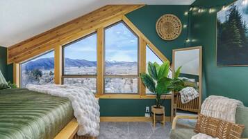 4 bedrooms, desk, WiFi