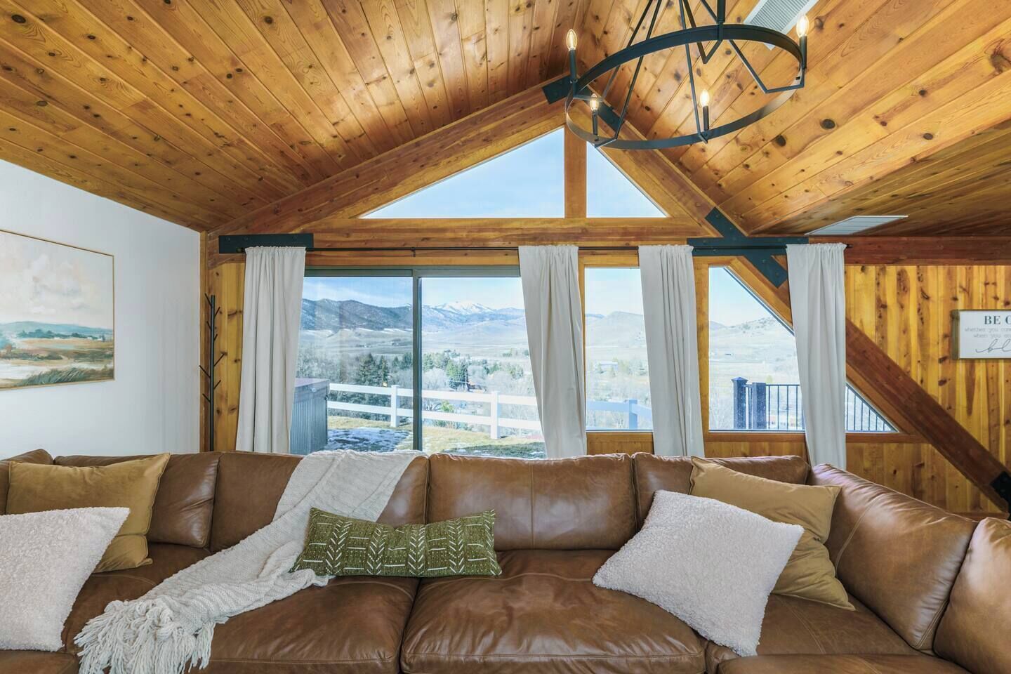 Una televisión, una chimenea