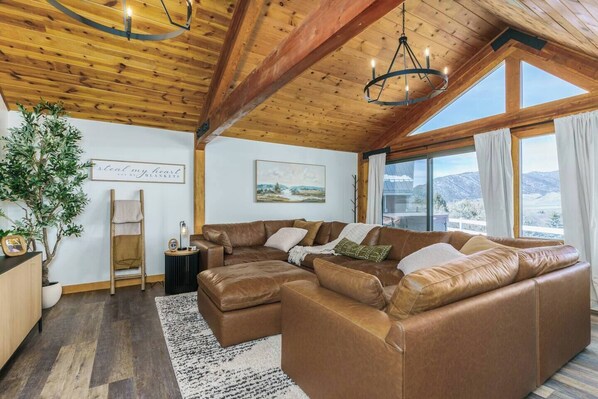 TV, fireplace - Lava`s Blue King of The Hill (Lava Hot Springs)