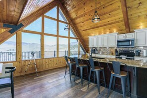 Private kitchen - Lava`s Blue King of The Hill (Lava Hot Springs)