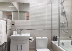 Haartrockner, Handtücher, Seife, Toilettenpapier