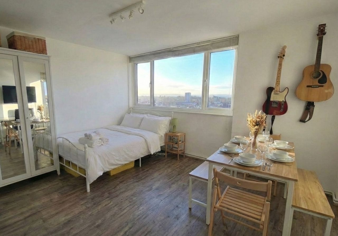 3 habitaciones, tabla de planchar con plancha, wifi y ropa de cama 