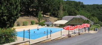 Peaceful 4/5 person chalet ideal for a family holiday with swimming pool
